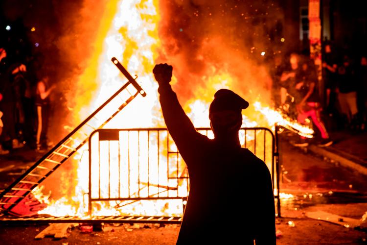 Uden for Det Hvide Hus i Washington D.C. er der brand i gaderne. Foto: Samuel Corum/Ritzau Scanpix