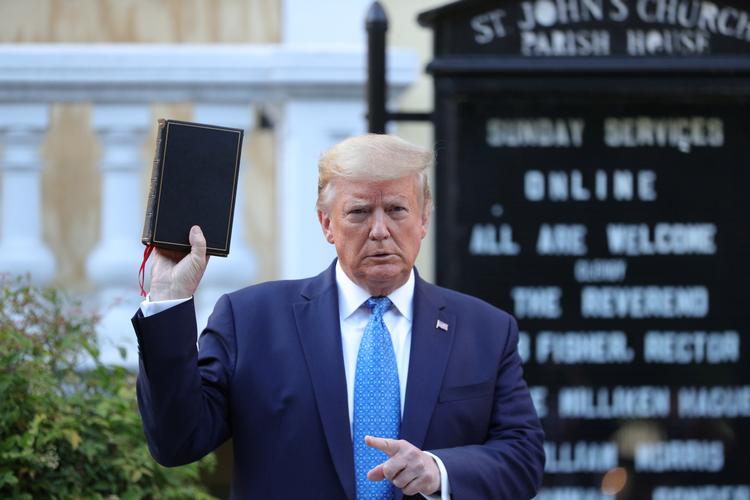 USA's præsident, Donald Trump, løfter en bibel for fotograferne foran St. John's Episcopal Church, mens amerikanere protesterer mod politivold i mange byer. Foto: Tom Brenner/Ritzau Scanpix