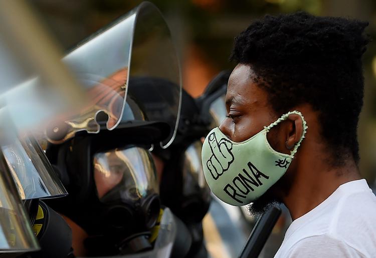 Protester i store dele af USA finder sted i kølvandet på den sorte amerikaner George Floyds død i sidste uge. På billedet ses demonstranter ved Det Hvide Hus. Foto: Olivier Douliery/Ritzau Scanpix