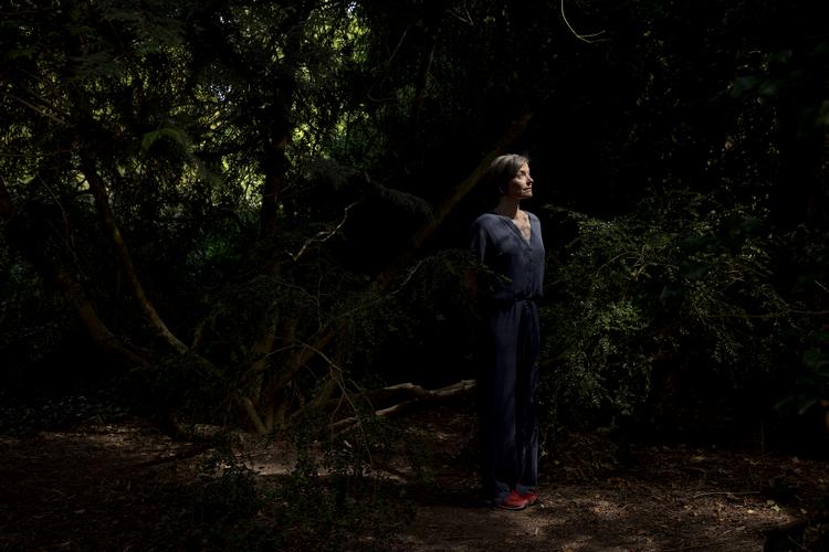 Malene Ravn har forsøgt at skrive 'Hvor lyset er', på samme måde som Carl Fischer malede, siger hun. Stilfærdigt og med en ambition om at nå dybt ind i figurernes psyke.  Foto: Peter Hove Olesen/POLFOTO