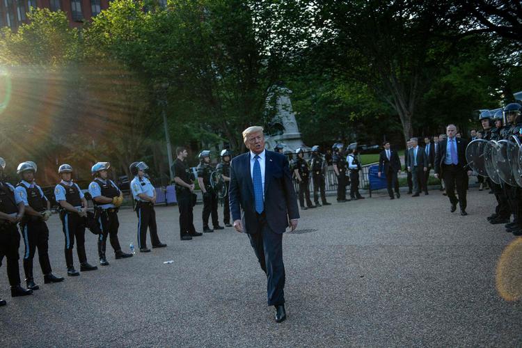 USA's præsident Donald Trump spadserede mandag til en kirke i Washington, D.C., hvor han lod sig fotografere med en bibel.  Foto: Brendan Smialowski/Ritzau Scanpix