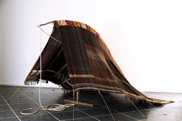 Ragna Braases værk 'Douar - Det sorte telt' (1982-1983) er fire meter langt og tre meter højt og kan for tiden opleves hos Galleri Susanne Ottesen. Det er som om Braase i nogle af sine værker forsøger at genskabe det etnografiske museums forhold til 'eksotiske' objekter, frem for at lade sin kunst rejse længere ind i abstraktionen – der hvor hun som kunstner er bedst.  