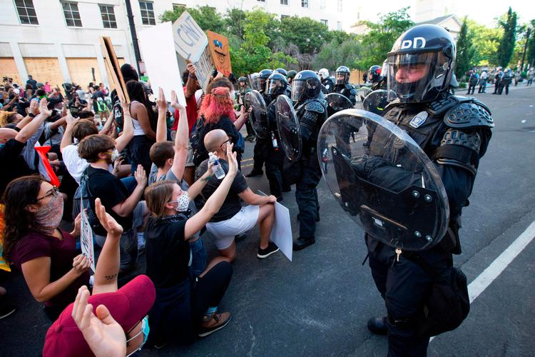 I øjeblikket er det blot politi, og nogle steder nationalgarden, der er tilstede ved demonstrationerne. Men snart kan, hvis Trump følger op på hans ord, gaderne også være fyldt med tungt bevæbnet militær. Billede fra 1. juni i Washington D.C.   Foto: Jose Luis Magana/Ritzau Scanpix