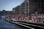 Det gode vejr har lokket mange mennesker til sandkaj i Nordhavn. Så mange at politiet nu indfører opholdsforbud. Billedet er fra mandag og ikke i dag tirsdag.   Foto: Liselotte Sabroe/Ritzau Scanpix