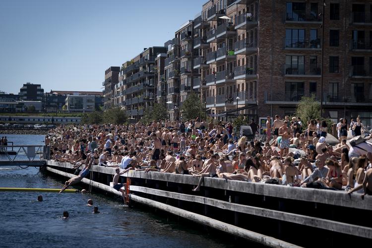Det gode vejr har lokket mange mennesker til sandkaj i Nordhavn. Så mange at politiet nu indfører opholdsforbud. Billedet er fra mandag og ikke i dag tirsdag.   Foto: Liselotte Sabroe/Ritzau Scanpix