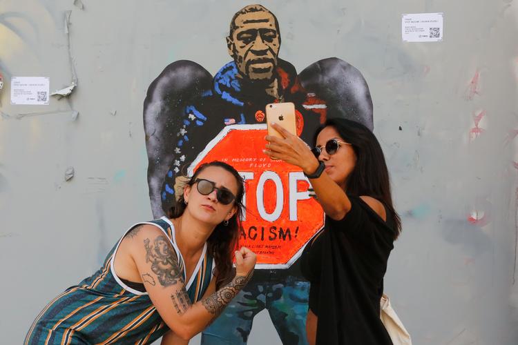 I Barcelona er der også blevet malet street art til ære for George Floyd. Foto: Pau Barrena/Ritzau Scanpix
