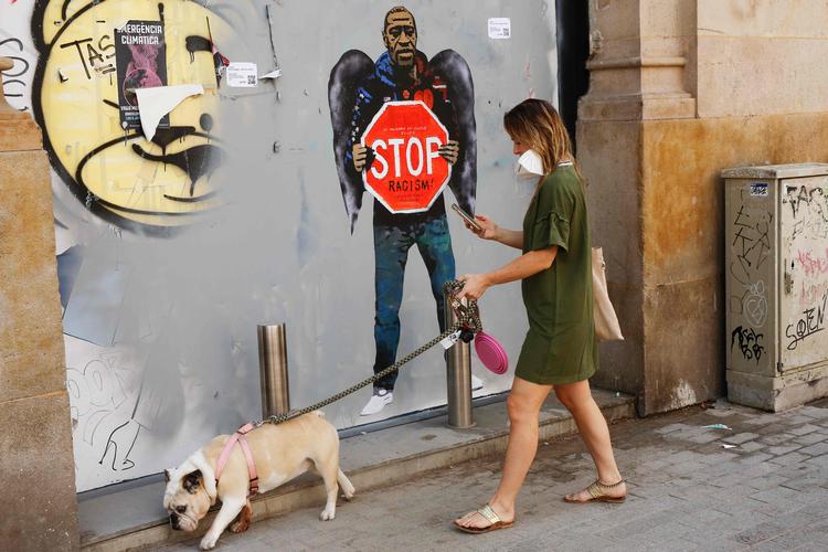 Et murmaleri i Barcelona i Spanien mindes George Floyd, der mandag døde efter en voldelig anholdelse i USA.  Foto: Pau Barrena/Ritzau Scanpix