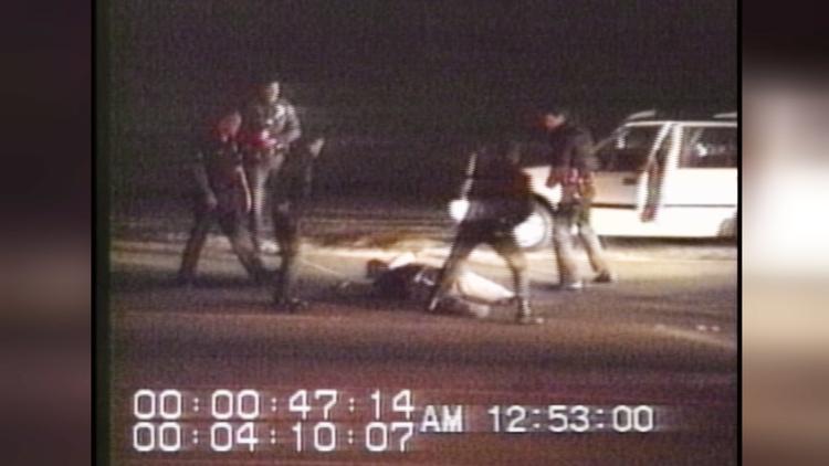 For 29 år siden filmede George Holliday overfaldet på Rodney King. I dag er kameraet allemandseje og kameratelefoner har filmet et væld af overfald og mord på sorte kroppe. Disse optagelser påvirker måden, vi i det hele taget ser på vold i virkeligheden og i fiktionerne. 