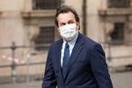  Den italienske europaminister Vincenzo Amendola på vej til et EU-ministermøde i midten af maj med maske for at hindre spredning af coronavirusssen.  Foto: Cosimo Martemucci / Sopa Images/Ritzau Scanpix
