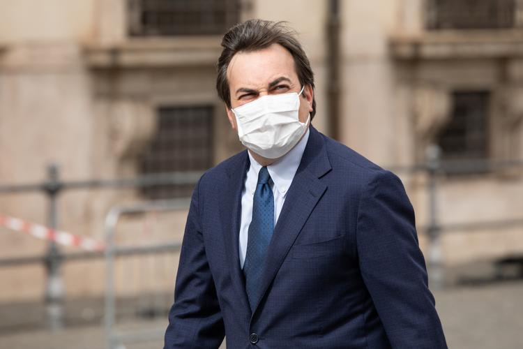  Den italienske europaminister Vincenzo Amendola på vej til et EU-ministermøde i midten af maj med maske for at hindre spredning af coronavirusssen.  Foto: Cosimo Martemucci / Sopa Images/Ritzau Scanpix