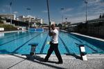 En mand renser swimmingpoolen i Thessaloniki i Grækenland. Coronakrisen har ramt turistindustrien hårdt. Og EU skal have et bedre kriseberedskab til at hjælpe landene i den slags kriser, mener EU-Kommissionen.   Foto: Sakis Mitrolidis/Ritzau Scanpix