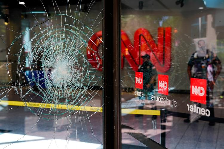 ATLANTA, GA - MAY 30: Damage is seen to CNN Center following an overnight demonstration over the Minneapolis death of George Floyd while in police custody on May 30, 2020 in Atlanta, Georgia. Demonstrations are being held across the U.S. after George Floyd died in police custody on May 25th in Minneapolis, Minnesota. Elijah Nouvelage/Getty Images/AFP == FOR NEWSPAPERS, INTERNET, TELCOS &amp; TELEVISION USE ONLY == Foto: Elijah Nouvelage/Ritzau Scanpix