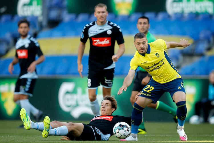 SønderjyskEs Julius Eskesen og Brøndbys Josip Radosevic.   Foto: Jens Dresling/POLFOTO