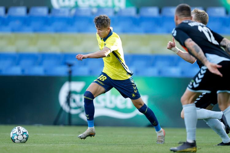 Jesper Lindstrøm blev skiftet ind fra 2. halvlegs begyndelse og afgjorde kampen et kvarter senere med dette spark. Foto: Jens Dresling/POLFOTO