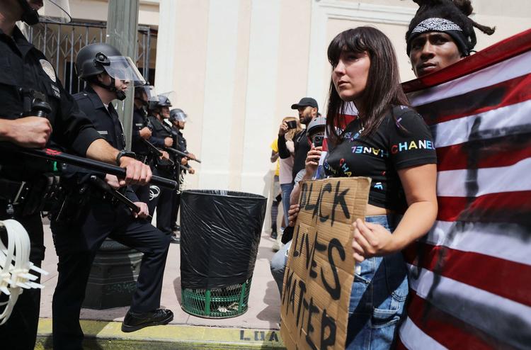     LOS ANGELES, CALIFORNIA - JUNE 02: Protesters stand off with police during a peaceful demonstration over George Floyds death in Hollywood on June 2, 2020 in Los Angeles, California. California Governor Gavin Newsom has deployed National Guard troops to Los Angeles County to curb unrest which occurred amid some demonstrations. Former Minneapolis police officer Derek Chauvin was taken into custody for Floyd's death and charged with third-degree murder. Mario Tama/Getty Images/AFP == FOR NEWSPAPERS, INTERNET, TELCOS &amp; TELEVISION USE ONLY ==   Foto: Mario Tama/Ritzau Scanpix