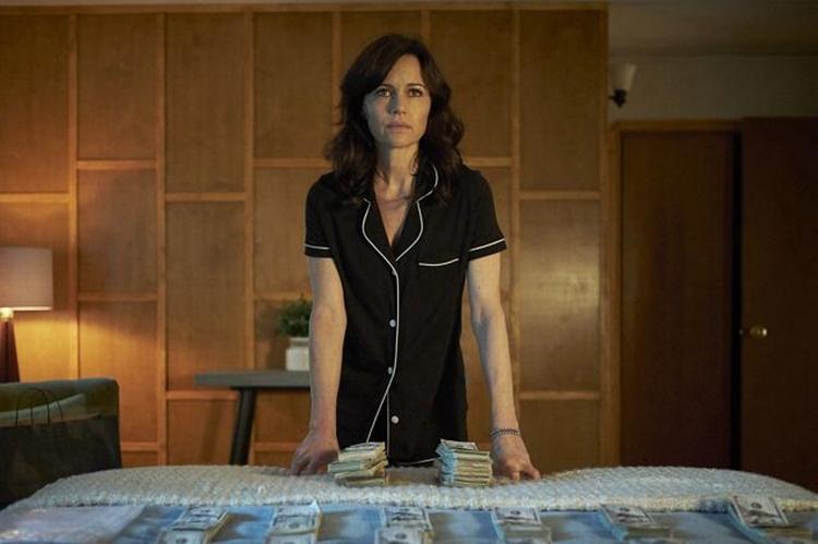 Hovedrollen spilles af Carla Gugino, der privat danner par med seriens skaber, Sebastian Gutierrez. Foto: Netflix Foto: Netflix