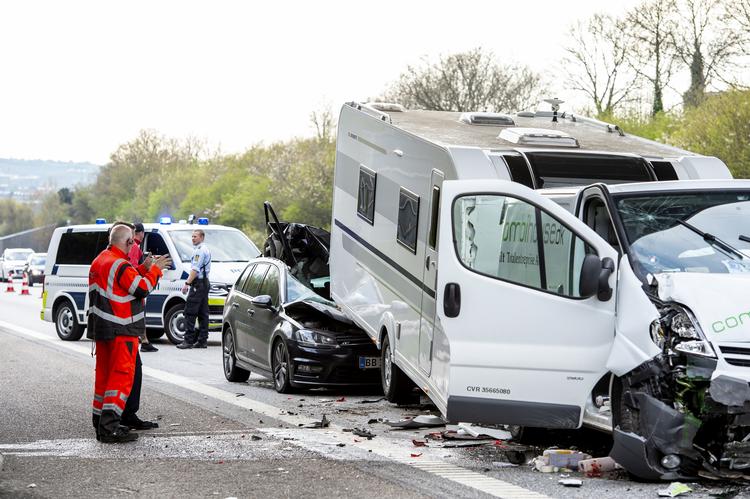 Otte ud af ti trafikdræbte sidste år var mænd. Det skyldes bl.a. en forkærlighed for hurtige køretøjer. Billedet er fra en ulykke i 2018 på E45 ved Aalborg.  Foto: René Schütze/Fotograf René Schütze