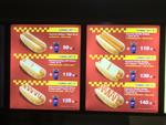 Inspireret af afslaget til pølsemanden i Skive har Rolf Persson sendt os dette billede, som han har taget i lufthavnen i Bangkok. "Bemærk især de dobbelte hotdogs med osteskiver. Jeg tror ikke at politimesteren fra Skive ville godkende dem, selvom de er skiveskårne", skriver han.
 