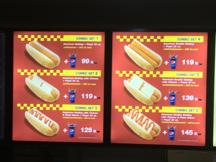 Inspireret af afslaget til pølsemanden i Skive har Rolf Persson sendt os dette billede, som han har taget i lufthavnen i Bangkok. "Bemærk især de dobbelte hotdogs med osteskiver. Jeg tror ikke at politimesteren fra Skive ville godkende dem, selvom de er skiveskårne", skriver han.
 