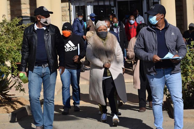 Tidligere førstedame i  Lesotho, Maesaiah Thabane, (nr. to fra højre) forlader retten i Maseru. Hun er anholdt for drabet på sin rival.    Foto: Molise Molise/Ritzau Scanpix