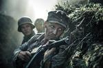 Trods sit grumme emne, er 'The Unknown Soldier' forbilledligt smukt filmet. Mørkt, men kønt. 
 