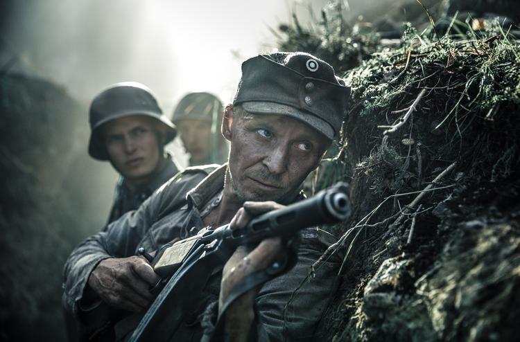 Trods sit grumme emne, er 'The Unknown Soldier' forbilledligt smukt filmet. Mørkt, men kønt. 
 