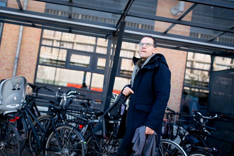 Den 57-årige miljøplanlægger og journalist Stefan Katic leder på tredje år efter nyt arbejde. Han råder alle lønmodtager over 50 år til at få et fast arbejde med en fast kontrakt og så klamre sig til den så længe som muligt. Selv mistede han jobbet da hans korttidskontrakt løb ud.   Foto: Andreas Merrald/POLFOTO