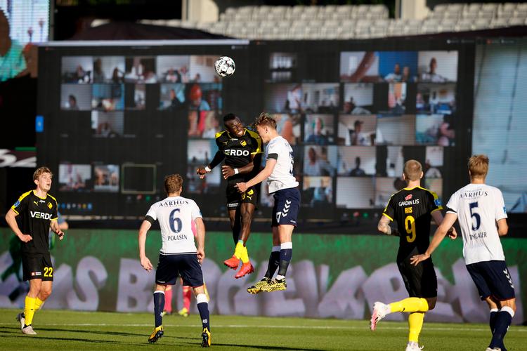 AGF havde også virtuelle fans på lægterne.  Foto: Jens Dresling/POLFOTO