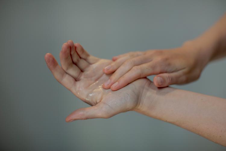 Håndsprit er mindre hård ved huden end vand og sæbe. Foto: Miriam Dalsgaard/POLFOTO