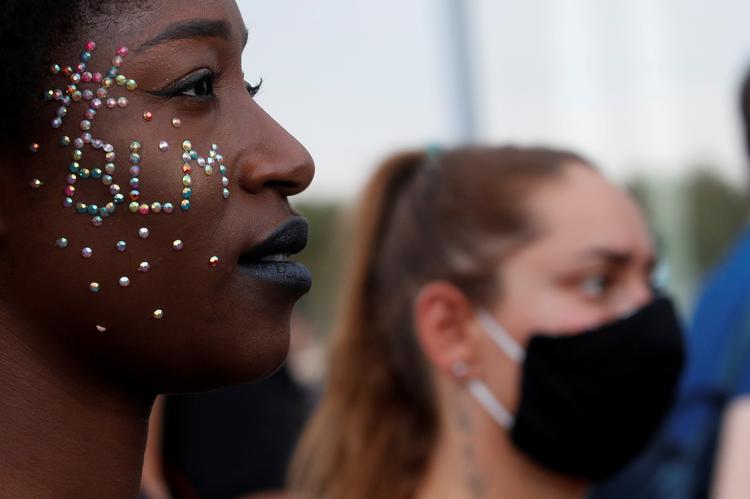 Sagen om Adama Traorés død for fire år siden efter en arrestation blusser op igen efter ny rapport. I Paris demonstrerede 20.000 tirsdag for Adama Traoré - og George Floyd som ofre for politivold. Foto: Gonzalo Fuentes/Ritzau Scanpix