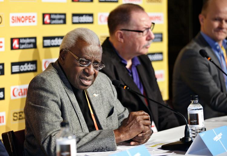 Lamine Diack var formand for IAAF, da VM i halvmarathon blev afholdt i København i 2014. Her sidder han til pressemøde før mesterskabet med formand for Dansk Atletikforbnd, Karsten Munkvad. Foto: Jens Dresling/POLFOTO