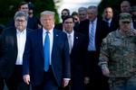 Forsvarsminister Mark Esper i midten fotograferet i mandags under den meget kritiserede tur, som Trump og hans ministre gik til en kirke, efter først at have skaffet lovlige demonstranter af vejen.  Foto: Brendan Smialowski/Ritzau Scanpix