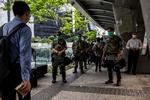 Politiet kontrollerer torsdag morgen folk på en gangbro tæt ved parlamentet i Hongkong. Foto: Isaac Lawrence/Ritzau Scanpix