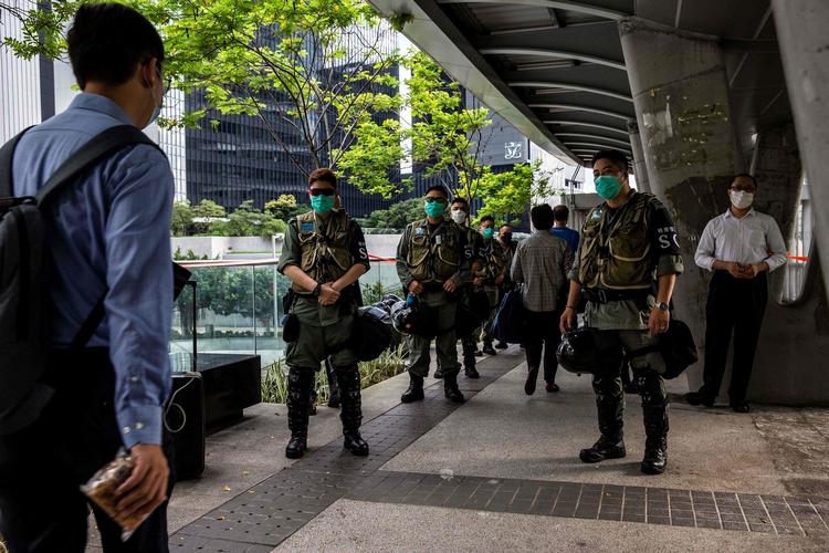 Politiet kontrollerer torsdag morgen folk på en gangbro tæt ved parlamentet i Hongkong. Foto: Isaac Lawrence/Ritzau Scanpix