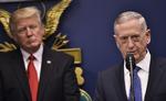 James Mattis og Trump tilbage i januar 2017, da Mattis blev taget i ed som forsvarsminister. Nu kritiserer han Trump for at ville splitte det amerikanske folk. Foto: Mandel Ngan/Ritzau Scanpix
