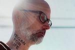 Moby er inkarneret veganer og har sågar fået det tatoveret på halen. Dét - og hans tendens til fikse ideer - gør ham til et let mobbeoffer.  Foto: Jonathan Nesvadba