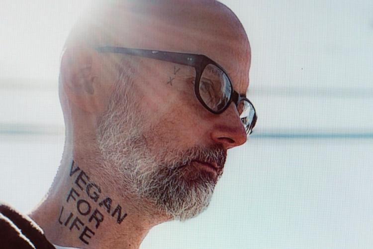 Moby er inkarneret veganer og har sågar fået det tatoveret på halen. Dét - og hans tendens til fikse ideer - gør ham til et let mobbeoffer.  Foto: Jonathan Nesvadba