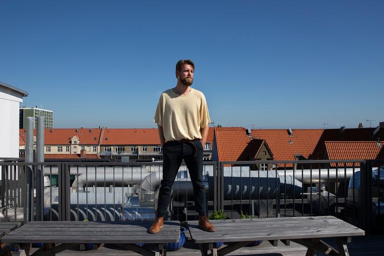 Billedkunstner Uffe Isolotto, f. 1976, er udvalgt til at skabe et kunstværk til den danske pavillon på biennalen i Venedig, der er rykket til 2022.​ Han er medstifter og tidligere medlem af det kunstnerbaserede udstillingsrum Toves i København. Foto: Finn Frandsen/POLFOTO