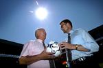 Fodboldlegenden Harald Nielsen (til venstre) var med til at skabe FC København. Her ses han sammen med Helge Sander, der var videnskabsminister, da de to mødtes 25 år efter at de havde fremprovokeret betalt fodbold i Danmark. Tilbage i 1977 truede de med at skabe en professionel liga udenom DBU. Foto: Thomas Sjørup/POLFOTO