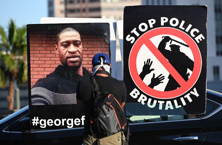 Vreden over den 46-årige George Floyd død 25. maj i Minneapolis har bredt sig over hele USA og store dele af verden. Her demonstreres der i Los Angeles over politidrabet.  Foto: Robyn Beck/Ritzau Scanpix