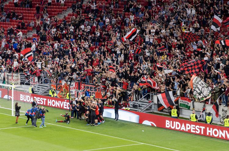 En stor del af de 10.000 tilskuere var klumpet sammen bag det ene mål, hvor Honveds første pokaltitel i 11 år blev fejret.  Foto: Laszlo Szirtesi via www.imago-im/Ritzau Scanpix