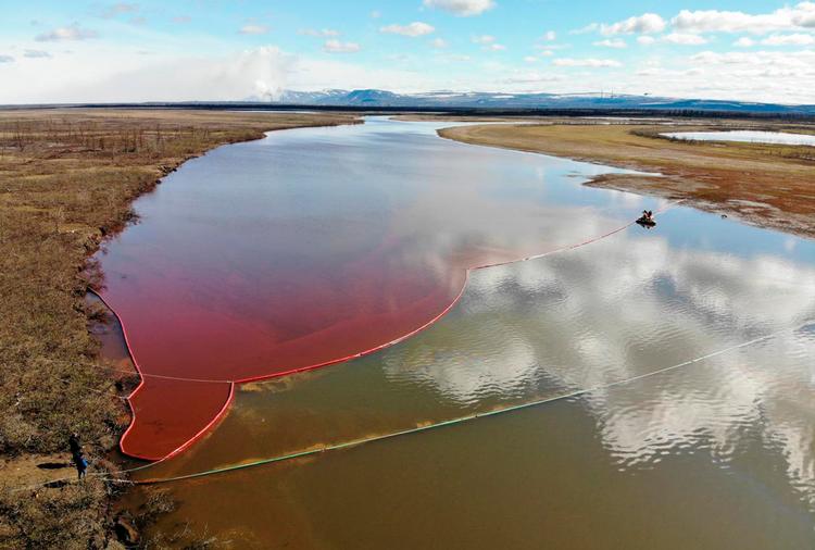 I fredags slap 20.000 tons dieselolie ud i en flod i Sibirien. Myndighederne hørte om udslippet via de sociale medier. Foto: Handout/Ritzau Scanpix