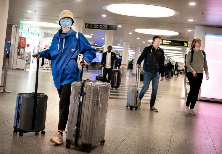 I marts måned var der allerede enkelte personer, som bar mundbind i Københavns lufthavn. Nu bliver det alle, der skal det. Foto: Liselotte Sabroe/Ritzau Scanpix