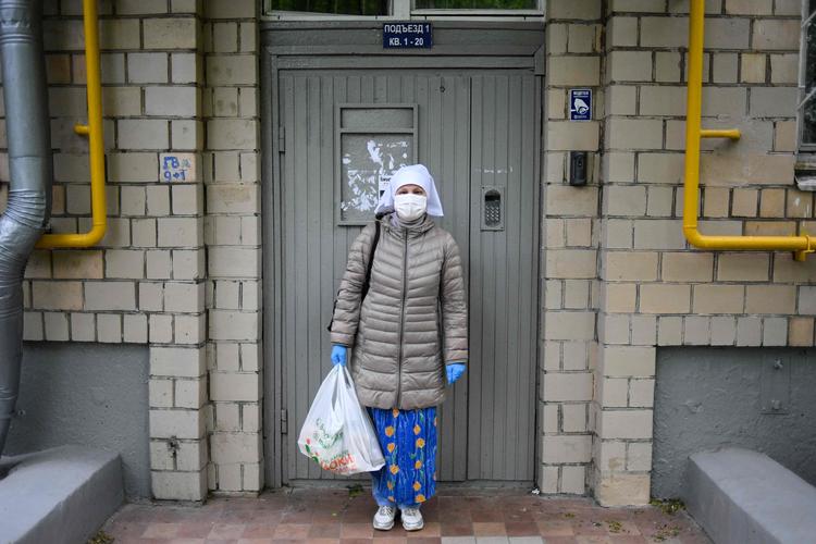 ALVOR Først var der konspirationen, men så ramte alvoren og coronaen Rusland, hvor sygeplejersker som Ivanna Bansjtjikova fik travlt. Foto: Kirill Kudryavtsev/Ritzau Scanpix