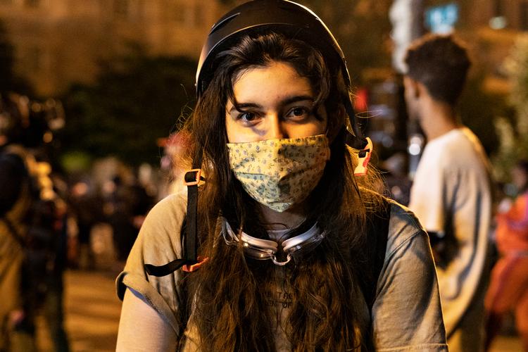19-årige Carina Ochoa har demonstreret fem dage i stræk foran Det Hvide Hus. Hun fandt ud af, at hun var dårligt forberedt, så nu bærer hun cykelhjelm og svømmebriller.   Foto: Sandra Brovall