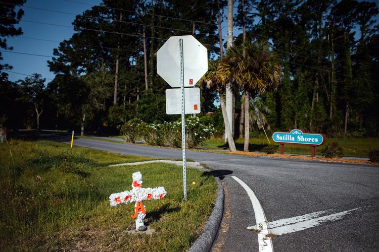 Ahmaud Arbery  blev skudt tre gange med et haglgevær, da den sorte mand løb forbi en truck, som spærrede vejen for ham her i dette kryds.  Foto: Dustin Chambers/Ritzau Scanpix