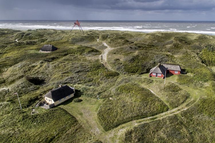 Norske rederier oplever stor efterspørgsel fra nordmænd, som ønsker at tage på ferie i Danmark til sommer. På billedet ses sommerhuse ved Vedersø Klit ved Vesterhavet.    Foto: Casper Dalhoff/Casper Dalhoff