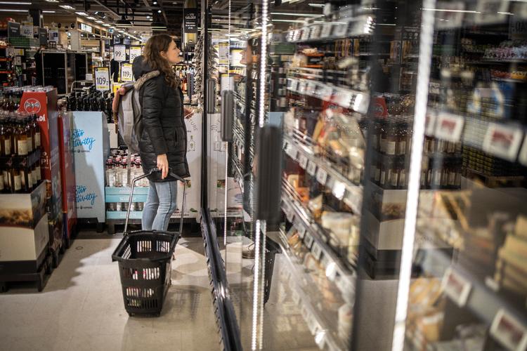 Boligsalget er kommet godt i gang igen, ligesom borgernes brug af betalingskort og MobilePay efter et dramatisk fald er ved at være tilbage på niveauet for 2019, men det er for farligt at lægge for megen vægt på de fremskridt, mener Torben M. Andersen.  Foto: Jens Hartmann Schmidt (arkiv)/POLFOTO