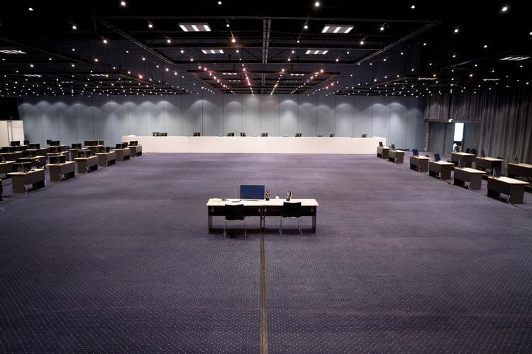 Vidneskranken i midten af det enorme coronasikre og lejede retslokale i Bella Center i København, hvor Greed-sagen afvikles. Dommeren sidder i den anden ende.  Foto: Andreas Merrald/POLFOTO