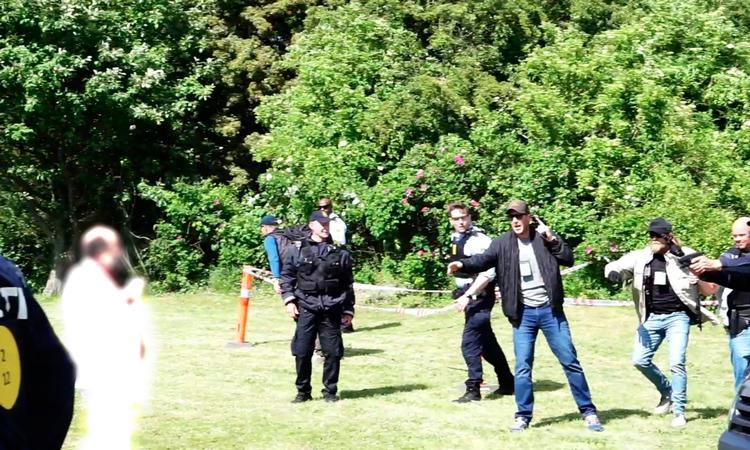     Politiet affyrer skud ved en Stram Kurs demonstration i Gellerupparken. Foto: Mathias Øgendal/Ritzau Scanpix